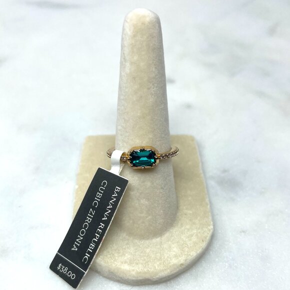 Banana Republic NWT Emerald & Faux Diamond Encrusted Ring, Size 6 - Picture 3 of 6